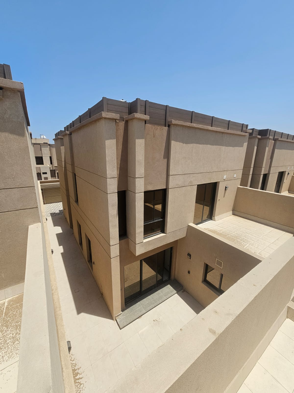 بأعلى معايير الجودة: تواصل أعمال التشطيبات والتركيبات بمشروع فلل سهيل جاردن في الخمرة بجدة